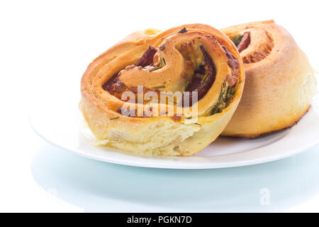 Panini in forma di rullo con salsiccia e imbottitura su sfondo bianco Foto Stock