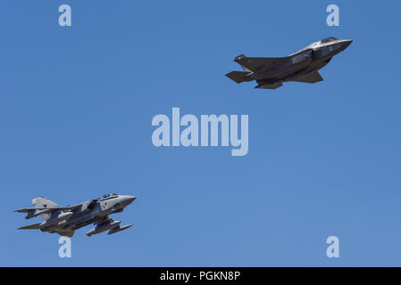 RAF, Royal Air Force 617 Squadron formazione al Royal International Air Tattoo Airshow RAF Fairford. Riequipaggiare da Tornado a F-35 Lightning II Foto Stock