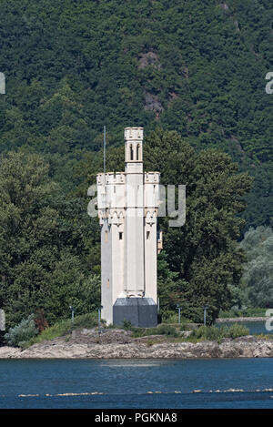 Il Binger Mouse Tower, Mauseturm su una piccola isola del fiume Reno, Germania. Foto Stock