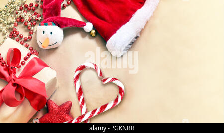 Regalo di natale Scatola su sfondo in legno in stile vintage - Buon Natale e felice anno nuovo bigliettino. Foto Stock