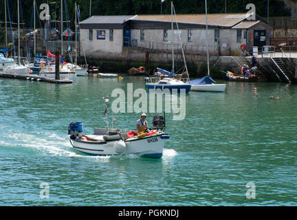 Un fishreman tornando a Weymouth Harbour in una piccola imbarcazione. Weymouth Dorset, Regno Unito Foto Stock