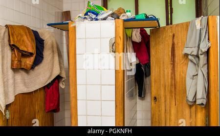 QUITO, ECUADOR, Agosto 21, 2018: vista interna di vestiti in un bagno all'interno di un rifugio per il popolo venezuelano che fuggono dal loro paese perché Foto Stock