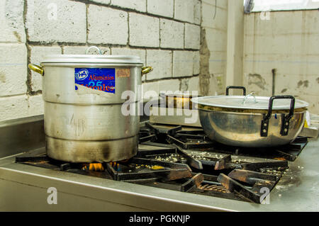 QUITO, ECUADOR, Agosto 21, 2018: Close up di pentole sopra i fornelli in cucina all'interno di un rifugio per il popolo venezuelano che fuggiti dal loro conteggio Foto Stock