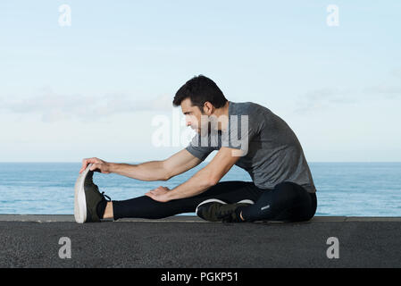 Runner si allunga la gamba spazio per il testo Foto Stock