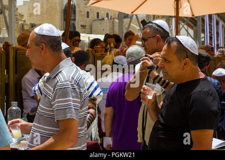 10 Maggio 2018 Family tenendo i rinfreschi come osservano un bar mitzvà cerimonia presso il Muro Occidentale di Gerusalemme in Israele Foto Stock