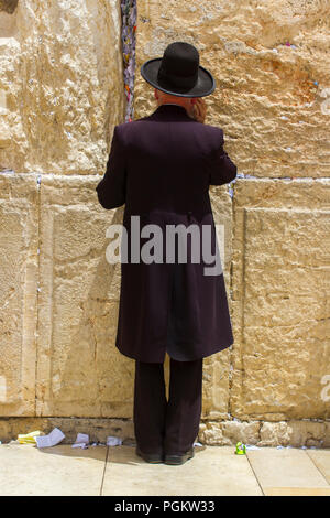10 maggio 2018 un ebreo ortodosso maschio in preghiera davanti al ancirnt Muro Occidentale di Gerusalemme in Israele Foto Stock