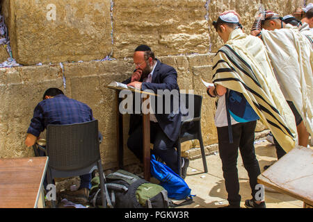 10 maggio 2018 Jewish pellegrini in preghiera davanti al Muro Occidentale di Gerusalemme in Israele Foto Stock