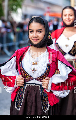 Nuoro, Sardegna, Italia - 26 agosto 2018: sfilata di costumi tradizionali della Sardegna in occasione della Festa del Redentore del 26 agosto, 2018 Foto Stock