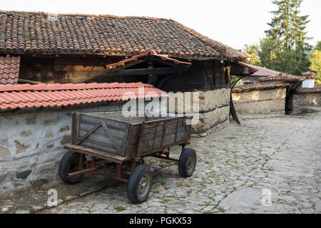 Street con gli agricoltori carro, vecchie case e ciottoli nella città vecchia di Koprivshitsa, Bulgaria Foto Stock