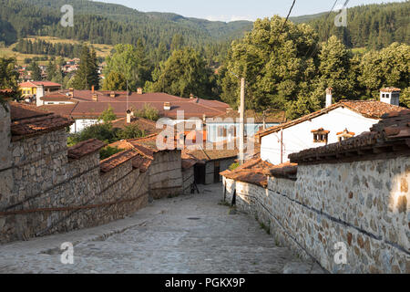 Street in bella luce della sera nella città vecchia Koprivshitsa, Bulgaria Foto Stock