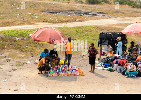 ELMINA, GHANA -Jan 18, 2017: Unidentified popolo ghaniano vendere merci in Elmina. Popolo del Ghana soffrono di povertà a causa di una cattiva economia Foto Stock