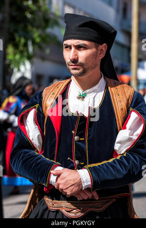 Nuoro, Sardegna, Italia - 26 agosto 2018: sfilata di costumi tradizionali della Sardegna in occasione della Festa del Redentore del 26 agosto, 2018 Foto Stock