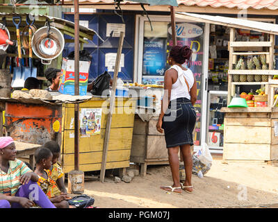Regione centrale, GHANA - Jan 17, 2017: Non identificato donna del Ghana in camicia bianca e gonna da dietro nel villaggio locale. Popolo del Ghana soffrono di pov Foto Stock