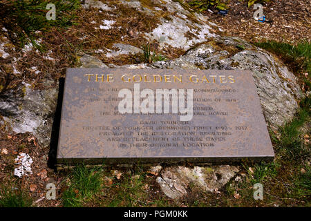 Placca informativo. Informazioni regardingthe restaurato Golden Gates nella loro posizione originale a Benmore Giardini Botanici Foto Stock