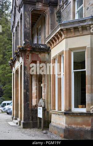 Il principale entrane con portico porticato e balcone sopra l. Benmore House casa attuale di Benmore Outdoor Center. Foto Stock