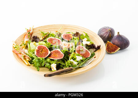 Gemischter Blattsalat mit Feigen, Tomaten, Schafskaese und Crossinis Schinken mit, Freisteller Foto Stock