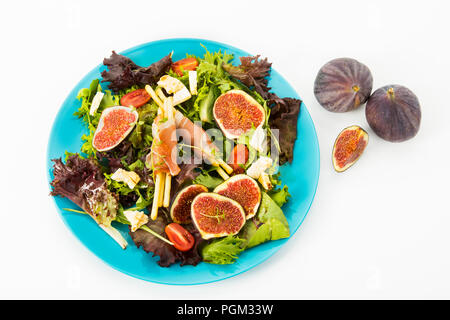 Gemischter Blattsalat mit Feigen, Tomaten, Schafskaese und Crossinis Schinken mit, Freisteller Foto Stock