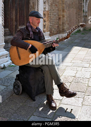 Lettore di liuto a Venezia Foto Stock