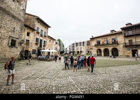 Scena urbana in Santillana del Mar Foto Stock