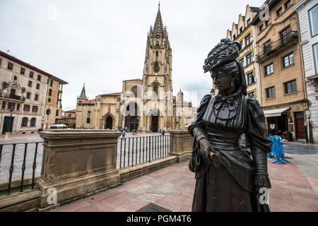 La Regenta scultura di fronte alla Cattedrale metropolitana Basilica del Santissimo Salvatore Foto Stock