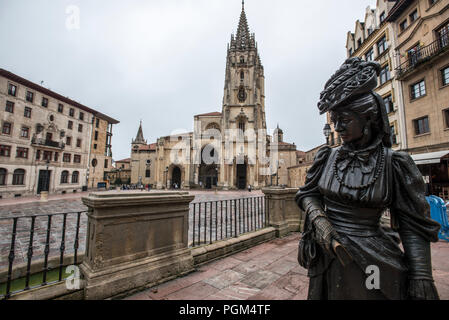 La Regenta scultura di fronte alla Cattedrale metropolitana Basilica del Santissimo Salvatore Foto Stock