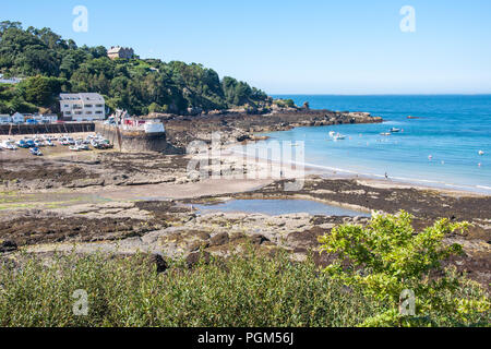 La piccola città di Rozel Bay sull'angolo nord-est dell'isola di Jersey. L'immagine è stata scattata a bassa marea su una giornata d'estate nel mese di giugno, Foto Stock