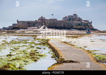 La causeway al Castello di Elizabeth in St Aubin's Bay sull'isola di Jersey con la bassa marea. La foto è stata scattata in una calda giornata d'estate nel mese di luglio Foto Stock