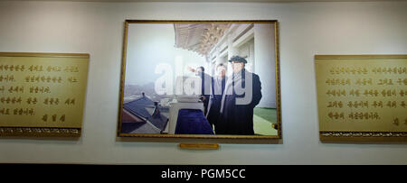 Paitings, alcuni eroica, del leader supremo Kim Il Sung adornano molte parti del grande Popolo della casa di studio a Pyongyang, Corea del Nord Foto Stock