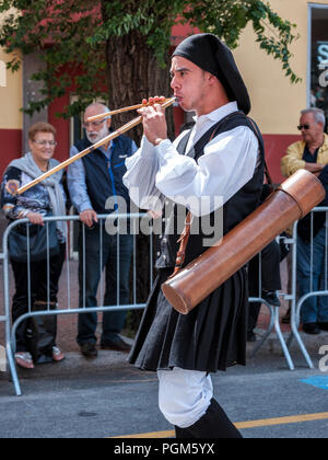 Nuoro, Sardegna, Italia - 26 agosto 2018: musicisti nella sfilata di costumi tradizionali della Sardegna in occasione della Festa del Redentore di t Foto Stock