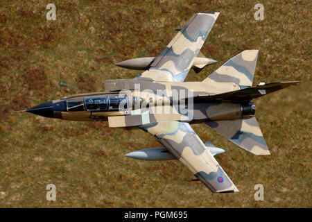 Panavia Tornado IDS ZH917 Royal Saudi Air Force, BAe Warton prova i piloti vola attraverso il loop di Mach LFA7 Galles Foto Stock