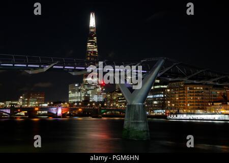 Il Millennium Bridge e la shard, Londra di notte Foto Stock