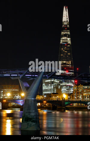 Il Millennium Bridge e la shard, Londra di notte Foto Stock