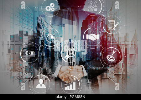 Gestione processo di business con l'automazione del flusso di lavoro lo schema e gli ingranaggi in diagramma di flusso virtuale.imprenditore mano mostra leader in background del server come co Foto Stock