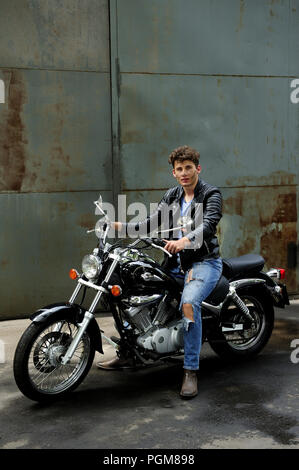 Motociclista, riparazione, classic, mani, chiave veicolo, gambe, parte, jeans, lifestyle, officina, lavorare in attesa, uomo, road, sul modo service Foto Stock