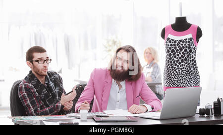 Due designer di moda per discutere i progetti dei nuovi modelli Foto Stock
