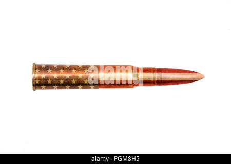 Il long range bullet verniciato con bandiera americana isolato su sfondo bianco Foto Stock