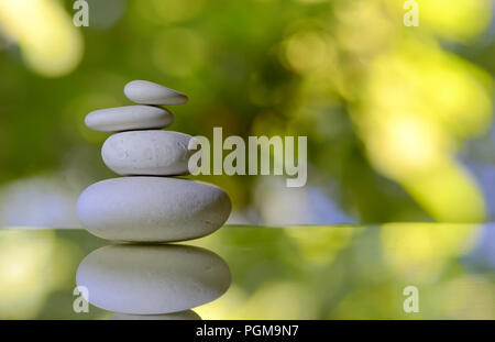 Pila di bianco pietre ghiaia in natura Foto Stock
