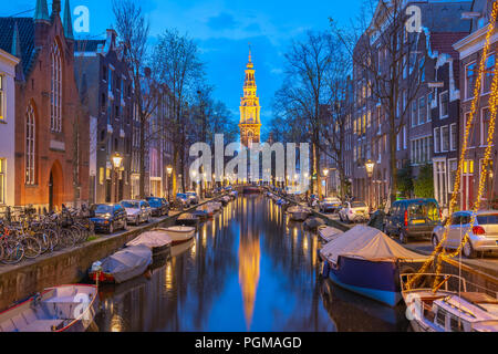 Vista della chiesa Zuiderkerk durante la notte nella città di Amsterdam, Paesi Bassi. Foto Stock
