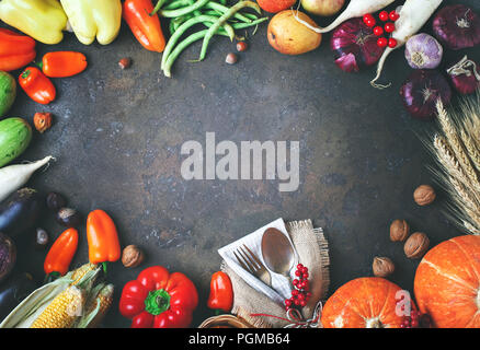 Felice giorno del Ringraziamento, sfondo tabella decorate con zucche, mais, frutta e foglie di autunno. Harvest Festival. La vista dall'alto. Orizzontale. Sfondo con copia spazio. Foto Stock