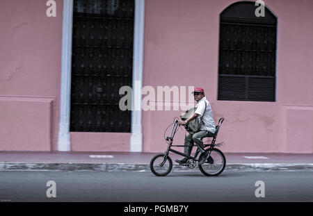 Uomo di equitazione Bicicletta chopper in Granada, Nicaragua america centrale Foto Stock