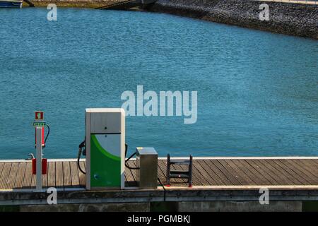 Stazione di gas per imbarcazioni sulle rive del fiume Tago a Lisbona Foto Stock