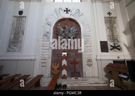 La cappella laterale con il monumento ai caduti in guerra monumento di Saint Anne Chiesa di Varsavia, Polonia Foto Stock