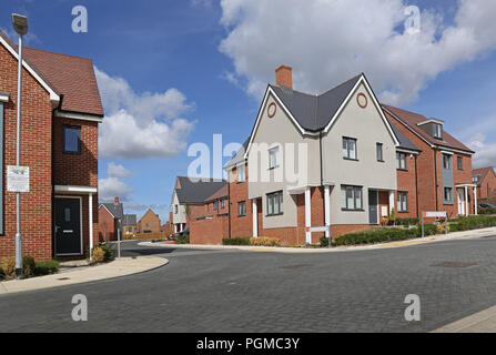 Recentemente completato case in Collina del Castello quartiere di Ebbsfleet Garden City, a sud est di Londra, Regno Unito. Un importante nuovo governo iniziativa di alloggiamento Foto Stock