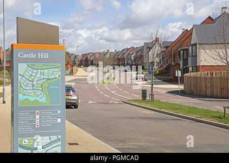 Recentemente completato case in Collina del Castello quartiere di Ebbsfleet Garden City, a sud est di Londra, Regno Unito. Mostra mappa locale con nuove case al di là. Foto Stock