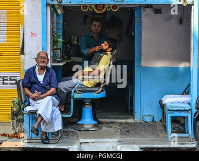 Jaipur, India - 1 Nov 2017. Un barbiere in città vecchia a Jaipur, India. Jaipur è la capitale e la città più grande dello stato del Rajasthan, India. Foto Stock