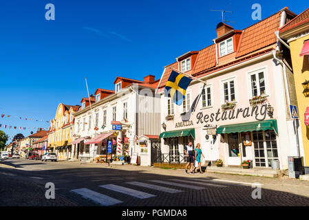 Granna, Svezia - Luglio 2, 2018: La strada del centro Brahegatan su un soleggiato ordinaria mattina d'estate con negozi pronti ad aprire per il giorno. Foto Stock