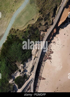 Vista superiore foto aerea di bellezza natura paesaggio con percorsi in legno a Dee Why beach nel giorno d'inverno. Foto Stock