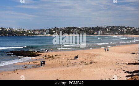 Vista di Dee Why beach (Sydney, Australia) su un soleggiato ma freddo giorno d'inverno. Foto Stock