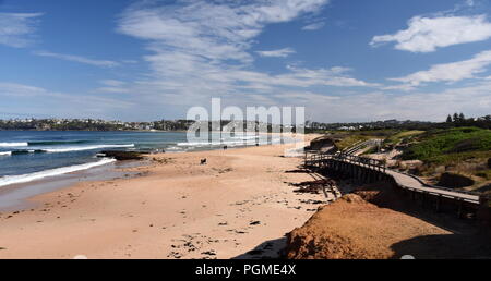 Vista di Dee Why beach (Sydney, Australia) su un soleggiato ma freddo giorno d'inverno. Foto Stock