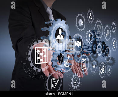 AR schermo virtuale cruscotto con la gestione del progetto con le icone di pianificazione, budgeting, comunicazione.imprenditore lato ingranaggio mostra di successo come concep Foto Stock